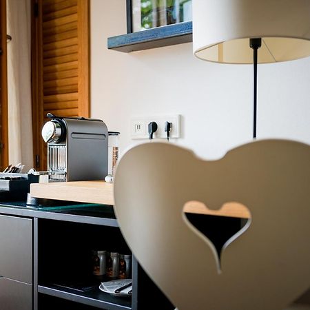 Das טגרנסה מראה חיצוני תמונה A Nespresso machine in a hotel room