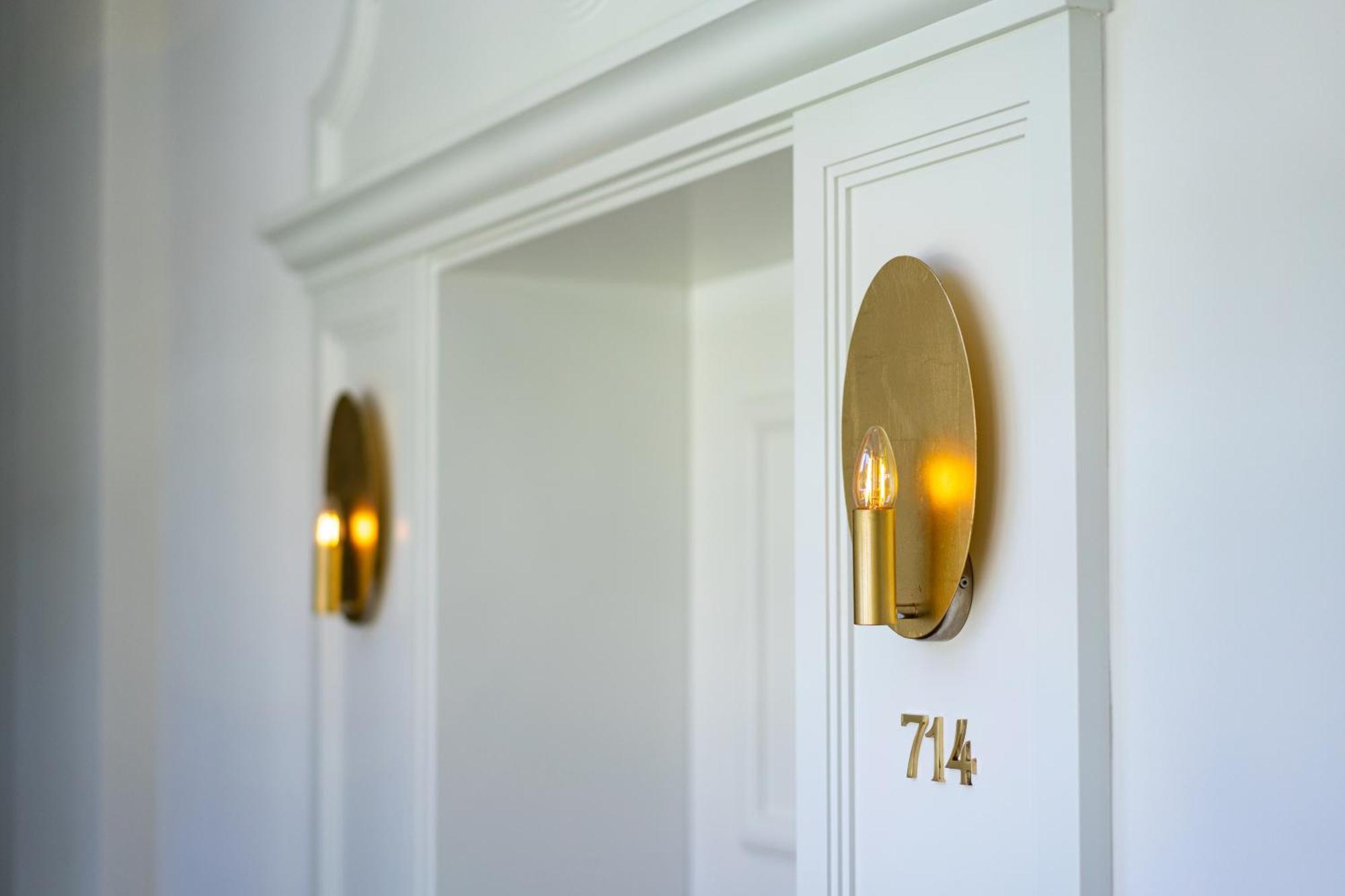 Das טגרנסה מראה חיצוני תמונה A pair of wall lights