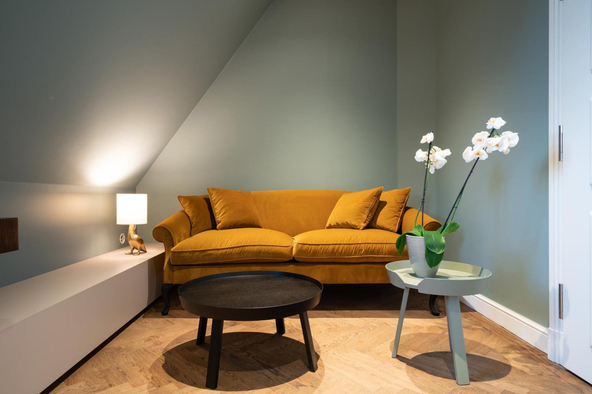 Das טגרנסה מראה חיצוני תמונה A living room with a sofa